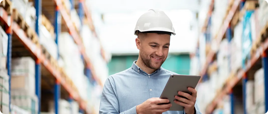 Branchenbild Logistik: Lagermitarbeiter plant den Personaleinsatz am Tablet